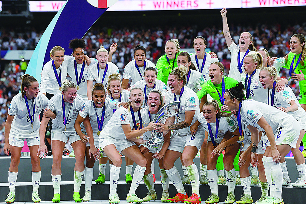 LONDON: England's players celebrate with the trophy after their win in the UEFA Women's Euro 2022 final football match between England and Germany at the Wembley stadium, in London, on July 31, 2022. - AFP