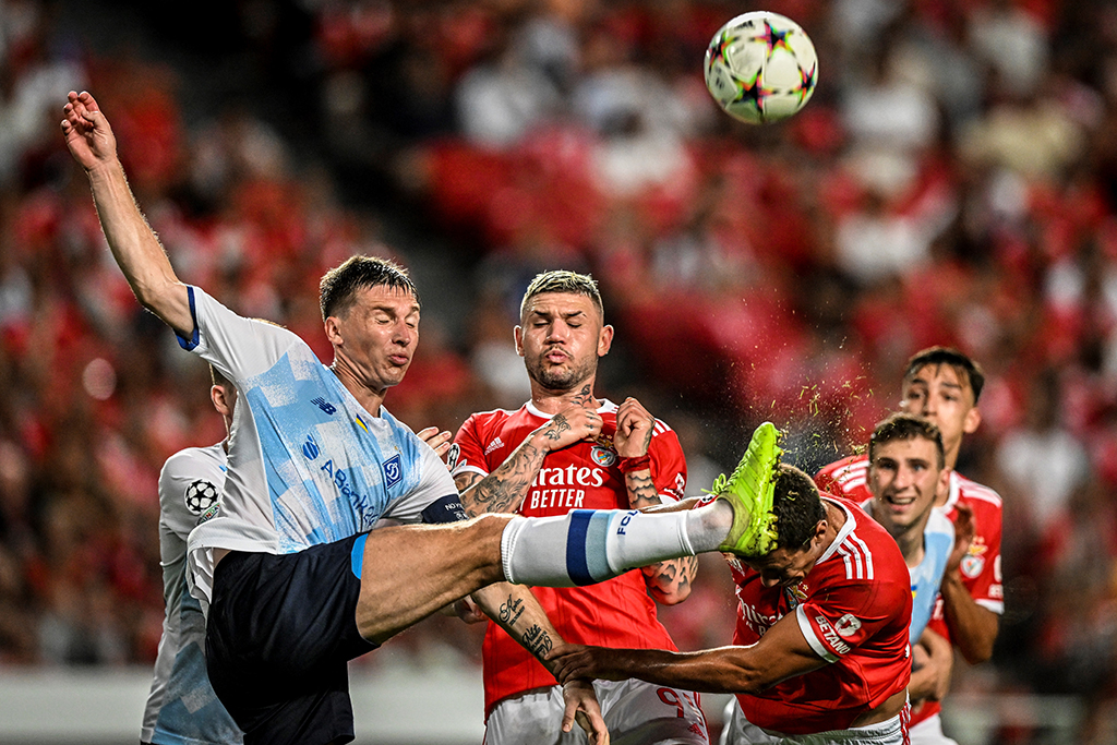 LISBON: (From left) Dynamo Kiev's Ukrainian midfielder Serhiy Sydorchuk fights for the ball with Benfica's Brazilian defender Morato and Benfica's Portuguese forward Henrique Araujo during the UEFA Champions League playoff second leg football match at the Luz stadium in Lisbon on August 23, 2022. - AFP
