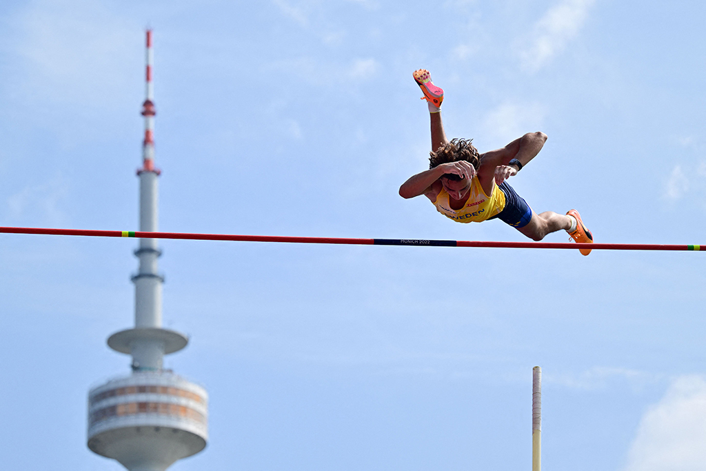 MUNICH: Sweden’s Armand Duplantis competes in the men’s Pole Vault qualification during the European Athletics Championships at the Olympic Stadium in Munich, southern Germany on August 18, 2022. – AFP