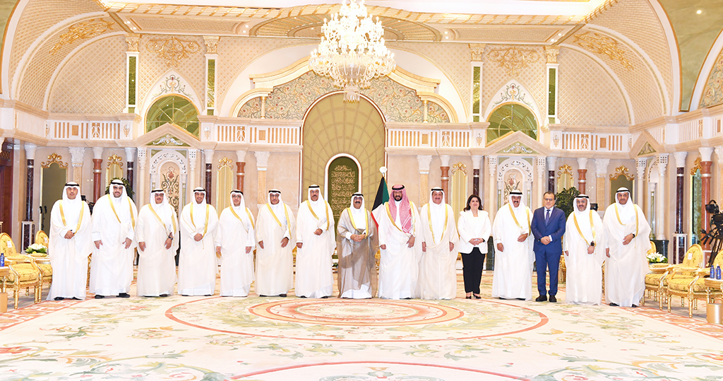 KUWAIT: His Highness the Crown Prince Sheikh Mishal Al-Ahmad Al-Jaber Al-Sabah poses for a group photo after receiving His Highness the Prime Minister Sheikh Ahmad Nawaf Al-Ahmad Al-Sabah and members of his Cabinet at Bayan Palace. - KUNA
