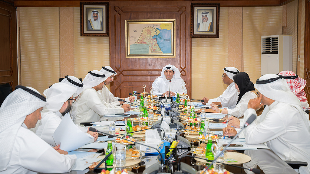 KUWAIT: Minister of Information Abdulrahman Al-Mutairi chairs a meeting with the high committee for the Kuwait International Book Fair. – KUNA