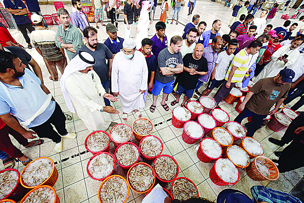 KUWAIT: People buy freshly caught shrimp at a fish market in Kuwait City on August 1, 2022. - Photos by Yasser Al-Zayyat
