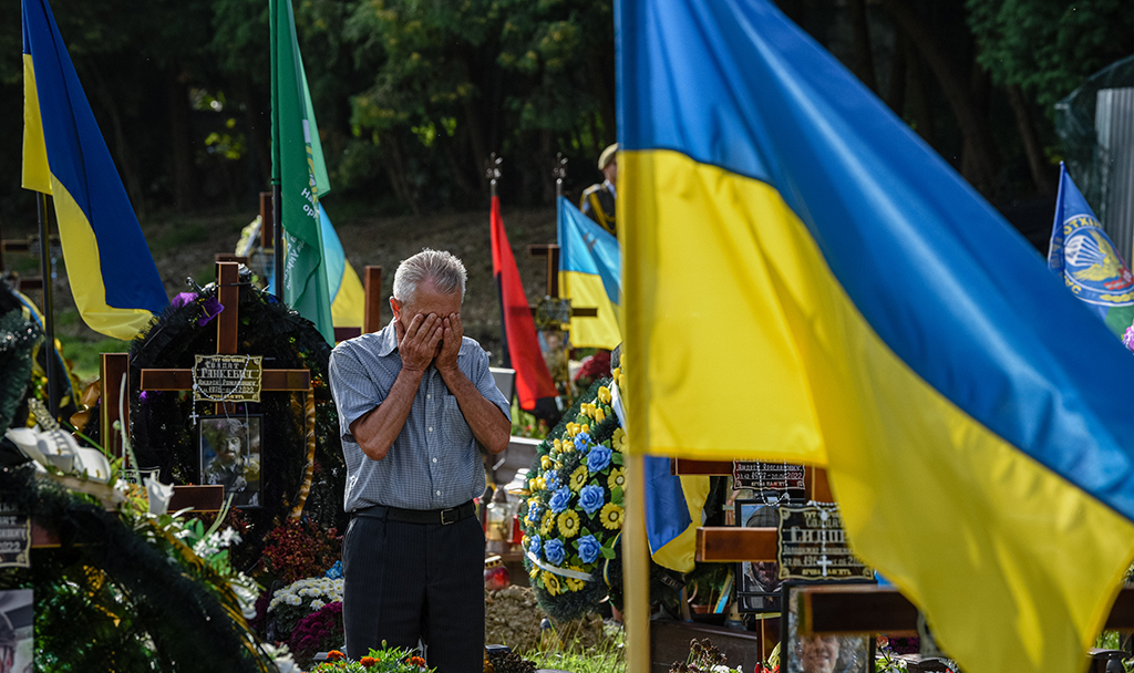 LVIV, Ukraine: An elderly man mourns during a ceremony for the fallen soldiers of Ukraine at the Lychakiv Cemetery in the western Ukrainian city of Lviv on August 24, 2022, marking six months since the start of Russia’s large-scale invasion of Ukraine.— AFP