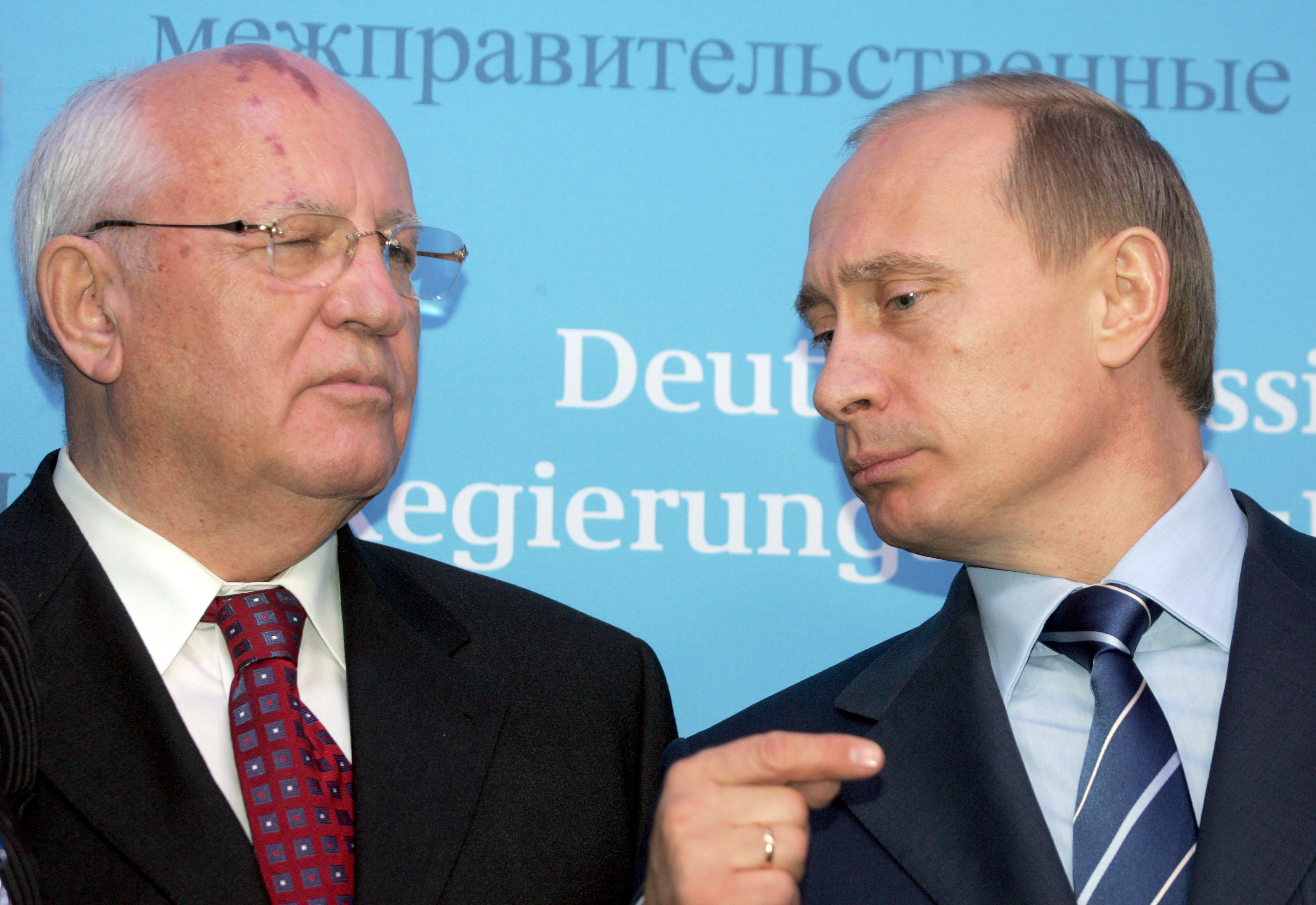 (FILES) In this file photo taken on December 21, 2004 Russian President Vladimir Putin (R) talks to former Soviet President Mikhail Gorbachev (L) prior to a joint press conference of German Chancellor Gerhard Schroeder and Putin at Gottorf castle in Schleswig. - Mikhail Gorbachev, who changed the course of history by triggering the demise of the Soviet Union and was one of the great figures of the 20th century, died in Moscow on August 30, 2022 aged 91. Russian President Vladimir Putin said on August 31, 2022 that Mikhail Gorbachev, made a 'huge impact' on world history. (Photo by Alexander NEMENOV / AFP)