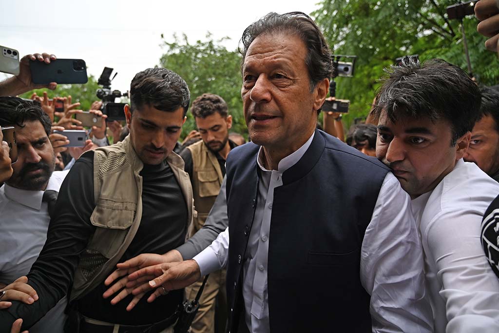 ISLAMABAD: Former Pakistani prime minister Imran Khan (center) arrives to appear before the an anti-terrorism court in Islamabad on August 25, 2022. - AFP