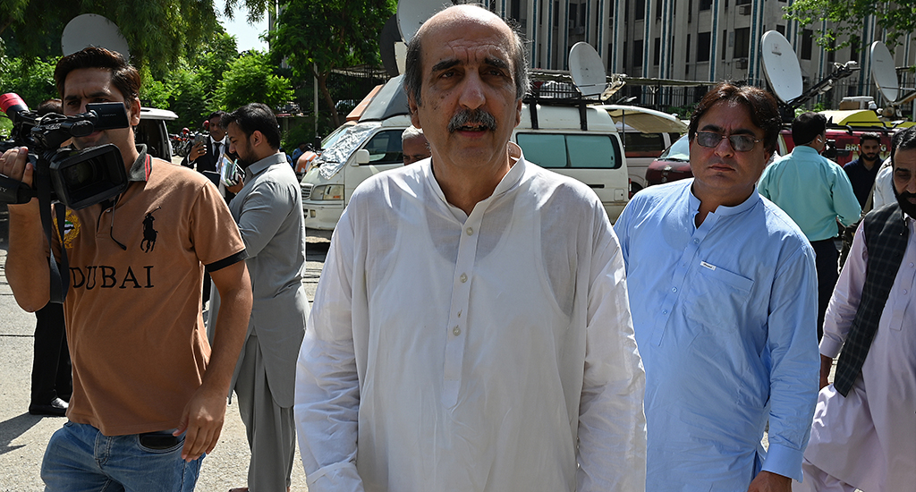 ISLAMABAD: The main petitioner Akbar S Babar (C), a disgruntled founding member of Pakistan Tehreek-e-Insaf (PTI) who filed a case against his party leadership accusing it of financial irregularities, arrives at the Pakistan’s election commission office in Islamabad. – AFP