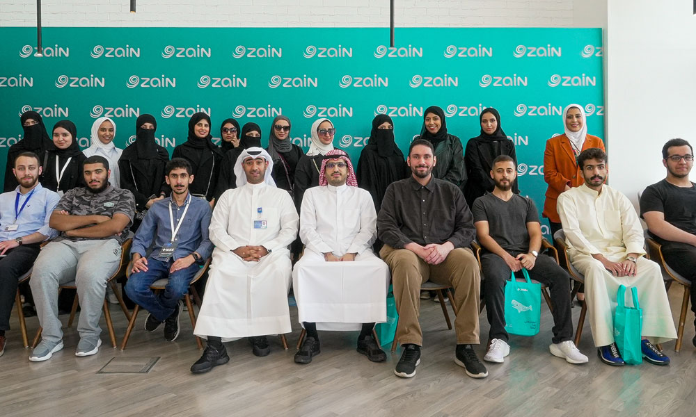 The students with Zain officials during the visit