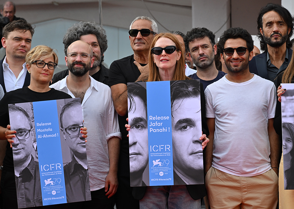 President of the Venezia 79 International Jury, US actress Julianne Moore (center), member of the Orizzonti competition jury, Italian director Laura Bispuri (left) hold on September 9, 2022 a poster showing Iranian director Jafar Panahi, as fellow jury members member of the Orizzonti competition jury, US director Antonio Campos (third left), member of the Venezia 79 International Jury, Argentine director Mariano Cohn (third left Rear), member of the Venezia 79 International Jury, Italian director Leonardo Di Costanzo (Rear center) join them, asking for Pahani’s release, during the 79th Venice International Film Festival at Lido di Venezia in Venice, Italy. – AFP