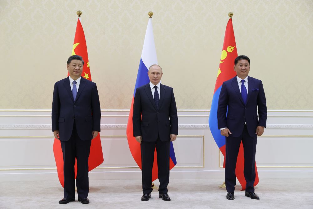 SAMARKAND: (From left) China's President Xi Jinping, Russian President Vladimir Putin and Mongolia's President Ukhnaa Khurelsukh hold a trilateral meeting on the sidelines of the Shanghai Cooperation Organisation (SCO) leaders' summit in Samarkand on September 15, 2022. - AFP