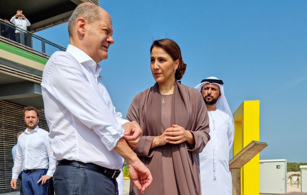 ABU DHABI: German Chancellor Olaf Scholz (left) and UAE Minister of Climate Change and Environment Mariam Almheiri tour the Jubail Mangrove Park in Abu Dhabi on September 25, 2022. - AFP