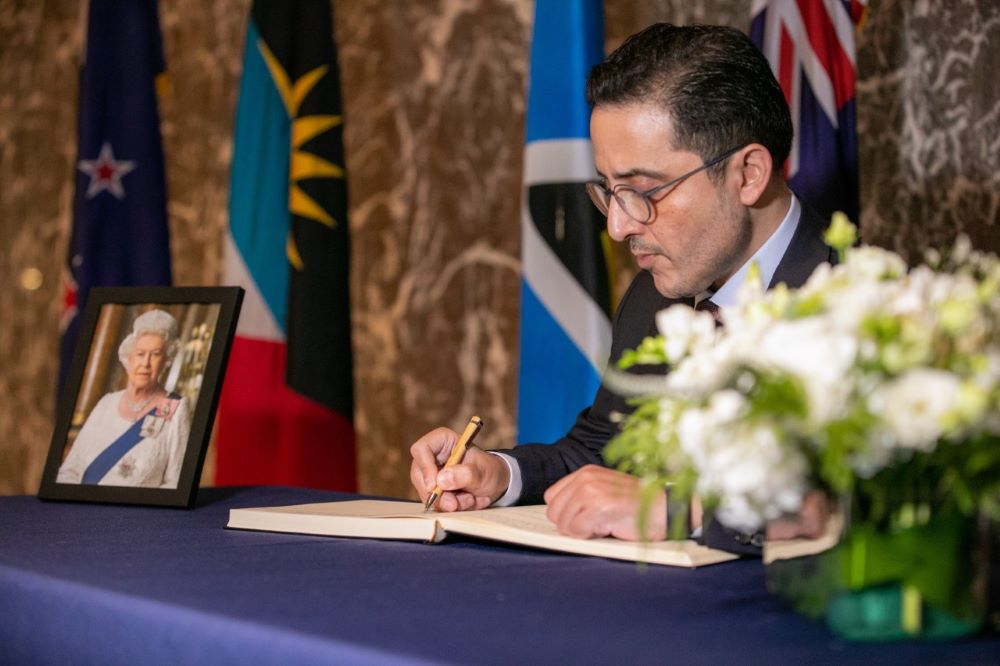 NEW YORK: Kuwait's Foreign Minister Sheikh Dr Ahmad Nasser Al-Mohammad Al-Sabah writes a tribute to Queen Elizabeth II in the condolences book. - KUNAn