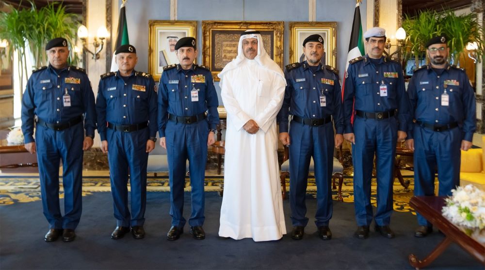 KUWAIT: His Highness the Prime Minister Sheikh Ahmad Nawaf Al-Ahmad Al-Jaber Al-Sabah meets Kuwait Fire Force officials. - KUNA