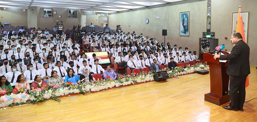 KUWAIT: Ambassador George addressing the students during their visit.n