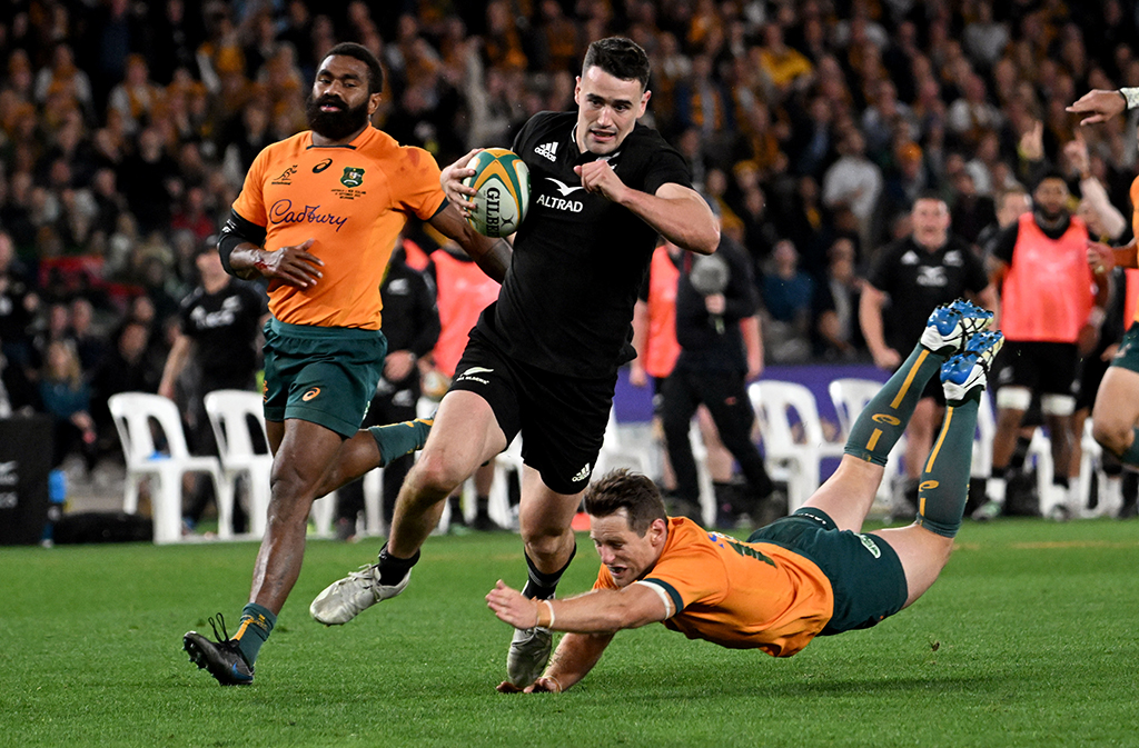 MELBOURNE: New Zealand's Will Jordan (C) evades the diving tackle of Australia's Bernard Foley (R) to score a try during the Rugby Championship match between Australia and New Zealand in Melbourne. – AFP