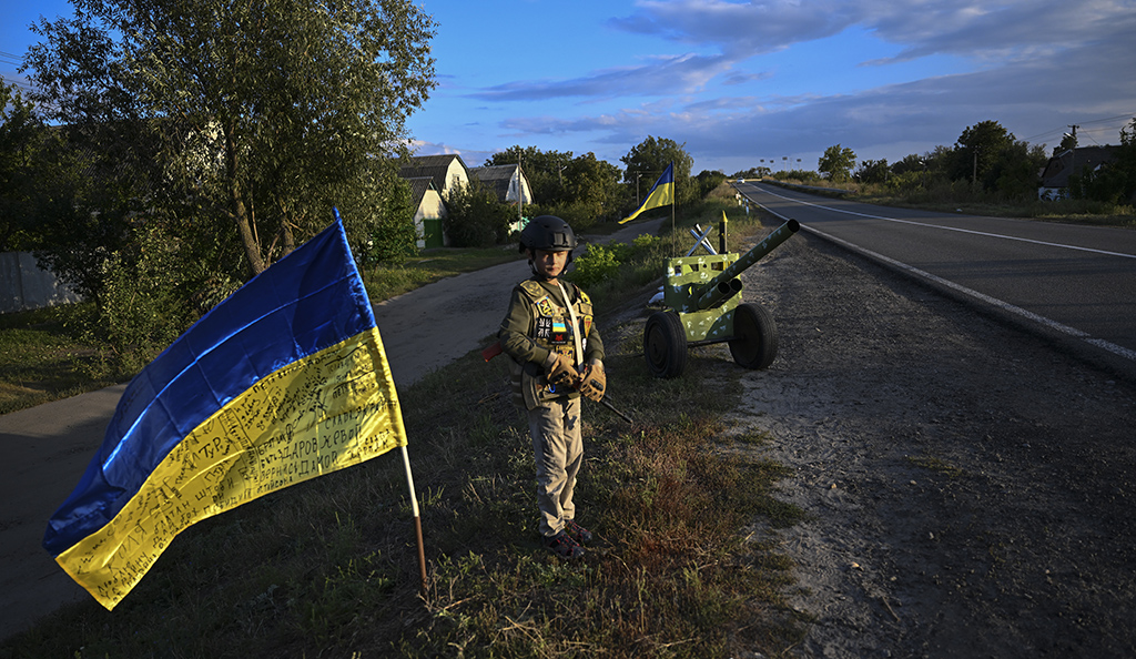 DONETSK: A Ukrainian child holds a mock rifles while manning an improvised checkpoint the Donetsk region of Ukraine, on September 8, 2022, amid the Russian invasion of Ukraine. – AFP