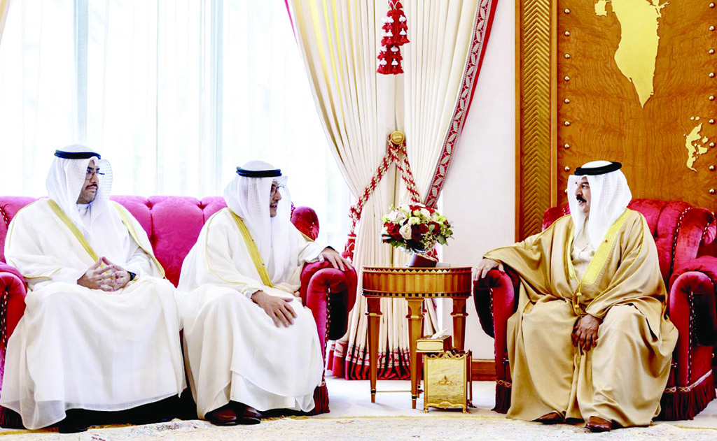 MANAMA: Bahrain's King Hamad Bin Isa Al-Khalifa meets Kuwait's Foreign Minister, Dr Sheikh Ahmad Nasser Al-Mohammad Al-Sabah and his diplomatic team. - KUNA