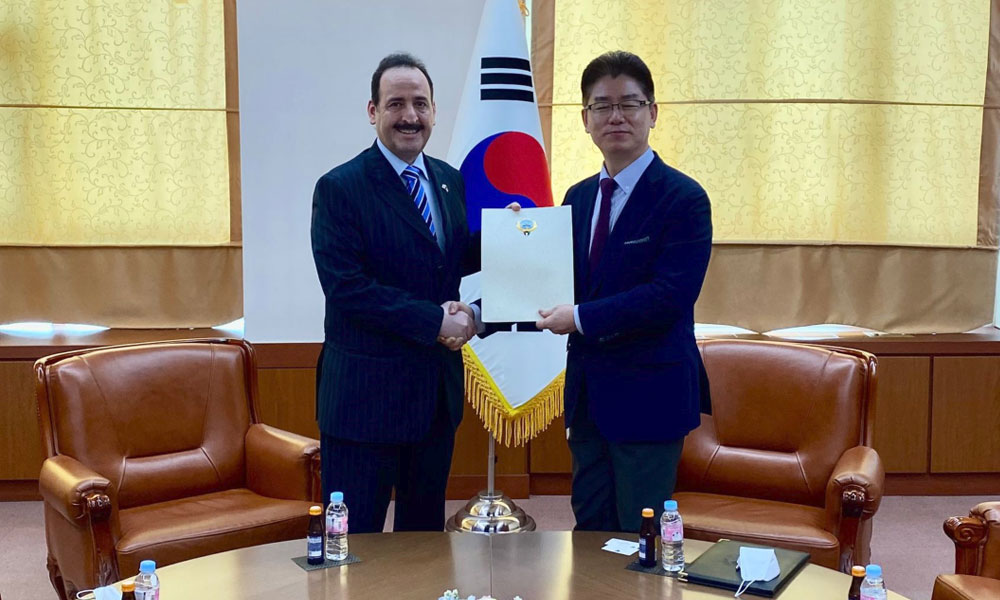 Kuwait Amb. to S. Korea hands credentials