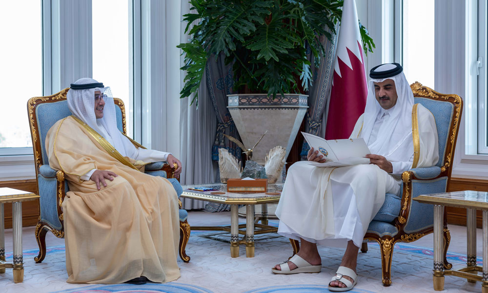 His Highness the Amir's Envoy delivers a letter to Amir of Qatar