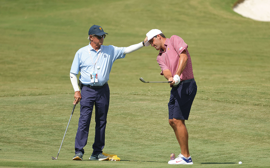 CHARLOTTE: Scottie Scheffler (right) of the United States Team chips with coach Randy Smith during a practice round prior to the 2022 Presidents Cup at Quail Hollow Country Club.- AFP