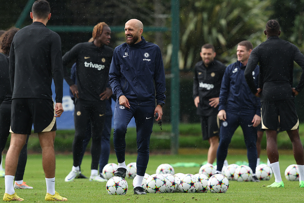 LONDON: Chelsea’s Spanish assistant coach Bruno Saltor (center) leads a training session on the eve of the UEFA Champions League group E football match between England’s Chelsea and Austria’s Red Bull Salzburg at the team’s training ground in London on September 13, 2022. – AFP