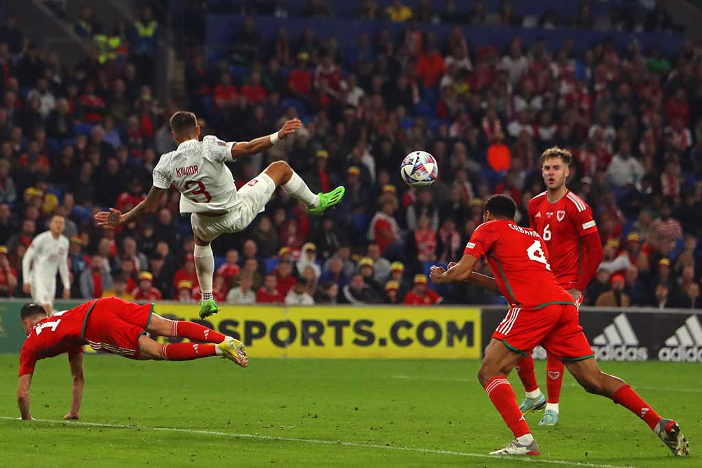 CARDIFF: Wales’ defender Connor Roberts (left) vies with Poland’s defender Jakub Kiwior (center) during the UEFA Nations League, league A group 4 football match between Wales and Poland at Cardiff City stadium in Cardiff, south Wales on September 25, 2022. – AFP