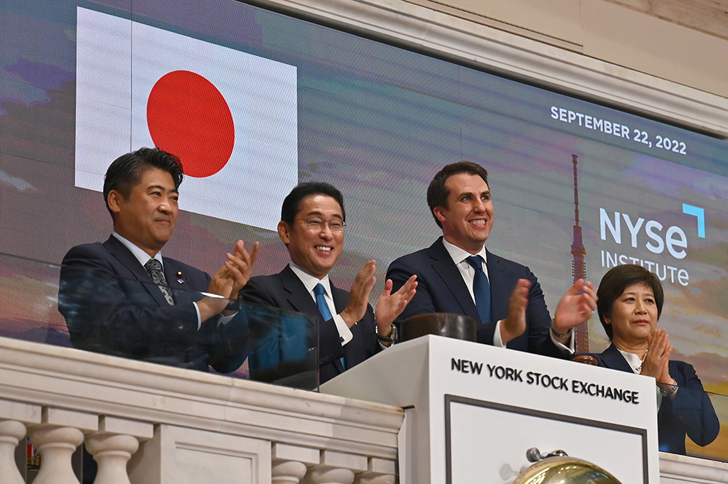 NEW YORK: Fumio Kishida (second left), Prime Minister of Japan, stands with John Tuttle (second right), Vice Chairman of the NYSE Group before ringing in the closing bell at the New York Stock Exchange (NYSE) in New York City. - AFP