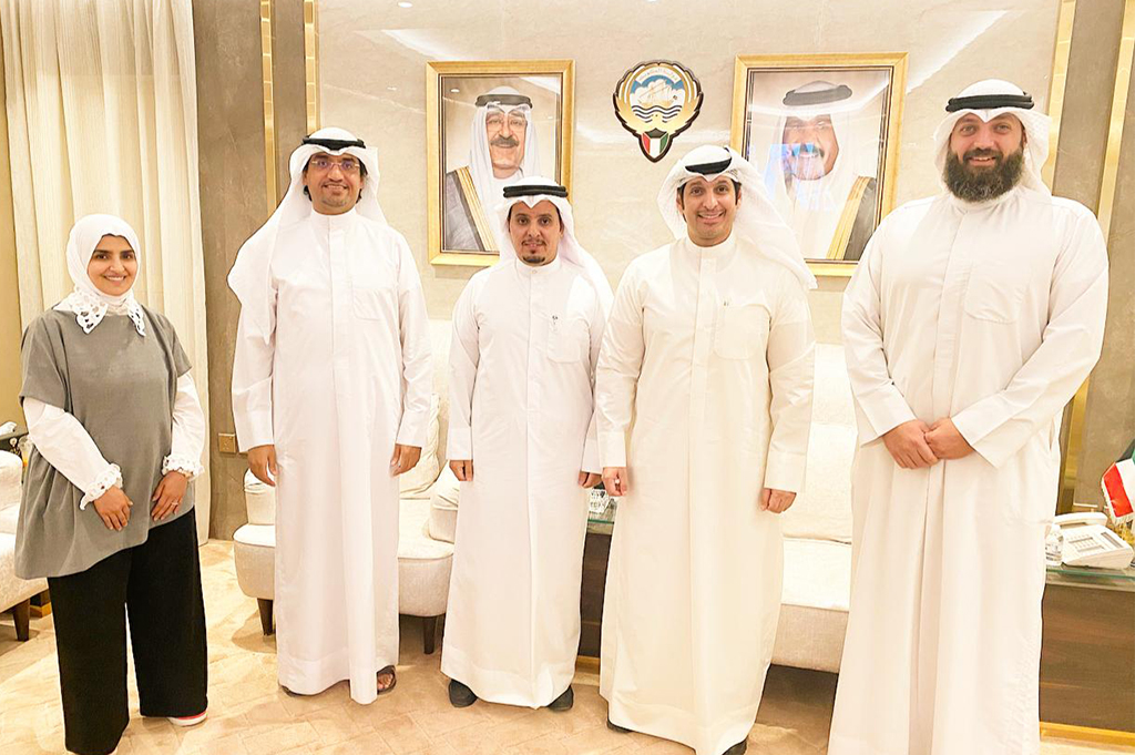 KUWAIT: Nazaha officials meet with the Minister of Information, Abdulrahman Al-Mutairi.