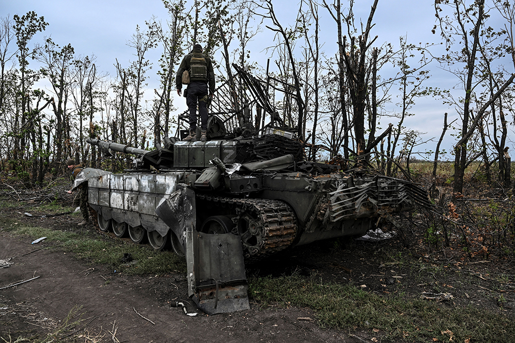 IZYUM, Ukraine: A Ukranian soldier standing atop an abandoned Russian tank near a village on the outskirts of Izyum, Kharkiv Region, eastern Ukraine, amid the Russian invasion of Ukraine. Ukraine forces said that their lightning counter-offensive took back more ground in the past 24 hours, as Russia replied with strikes on some of the recaptured ground. – AFP