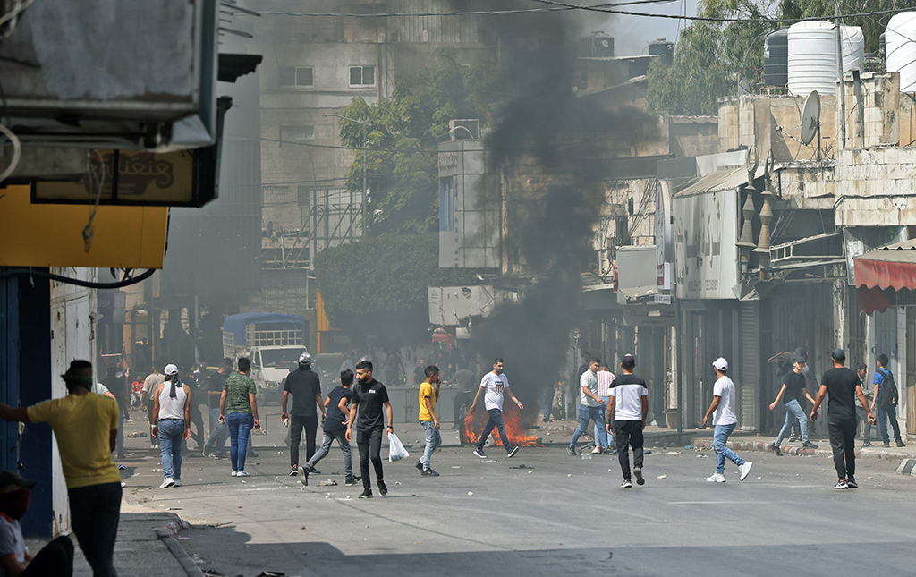 NABLUS: Palestinian protesters clash with Palestinian security forces in Nablus in the occupied West Bank on September 20, 2022, following the arrest of two members of the Islamist group Hamas. - AFP