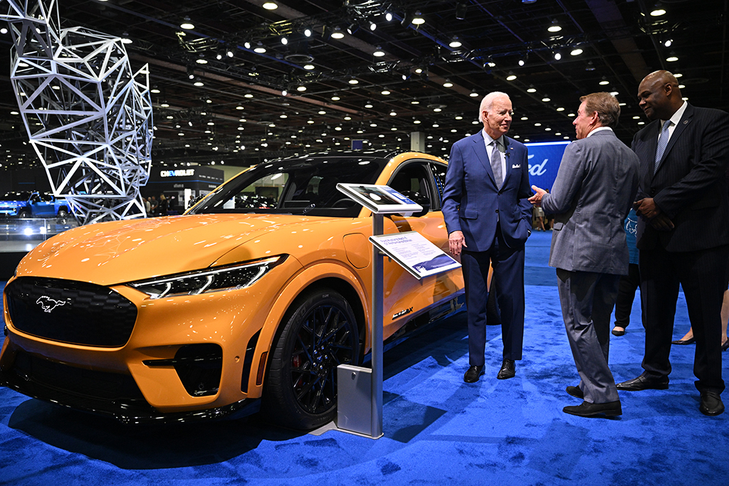 DETROIT: US President Joe Biden speaks with Ford Motor Company Executive Chairman William Clay Ford Jr (second right) and President of the United Auto Workers Ray Curry during a tour of the Ford exhibit at the 2022 North American International Auto Show at Huntington Place Convention Center in Detroit, Michigan on September 14, 2022. - AFP