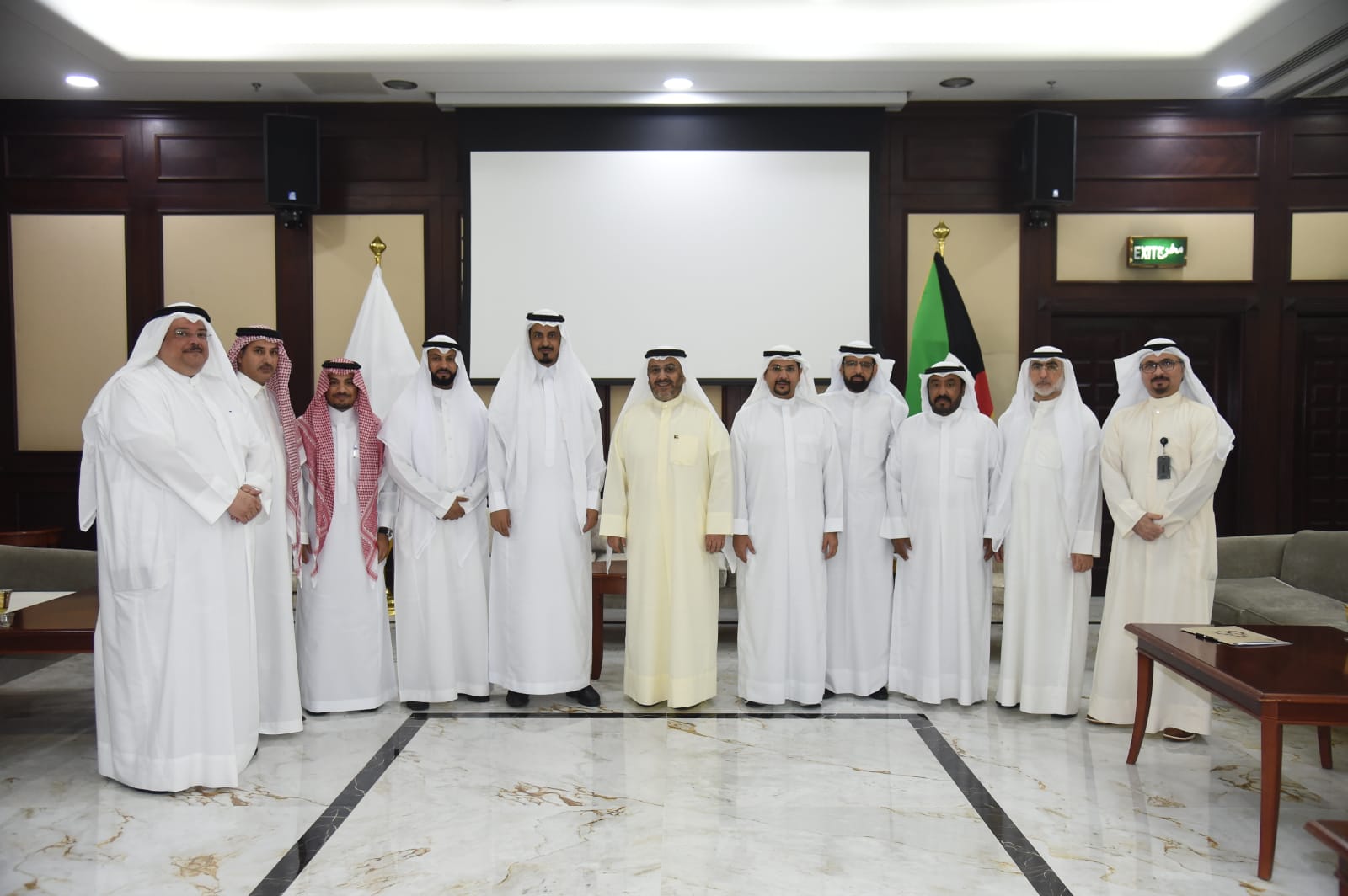 KUWAIT: Minister of Commerce and Industry with members of the Gulf Accreditation Centre. - KUNA photosn