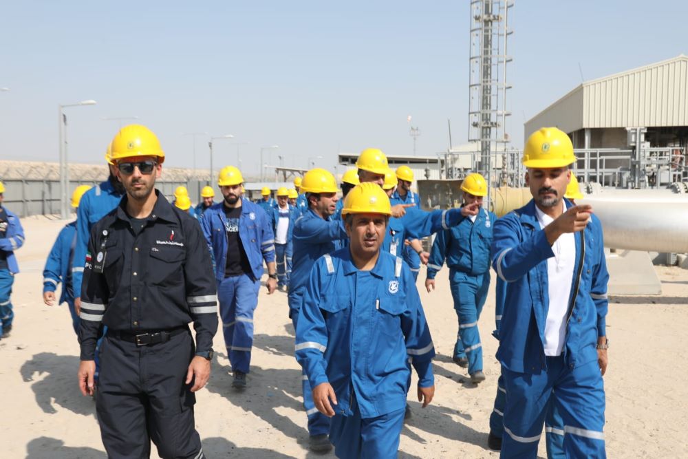 KUWAIT: Oil Minister Bader Al-Mulla tours the Kuwait Oil Company (KOC). - KUNA