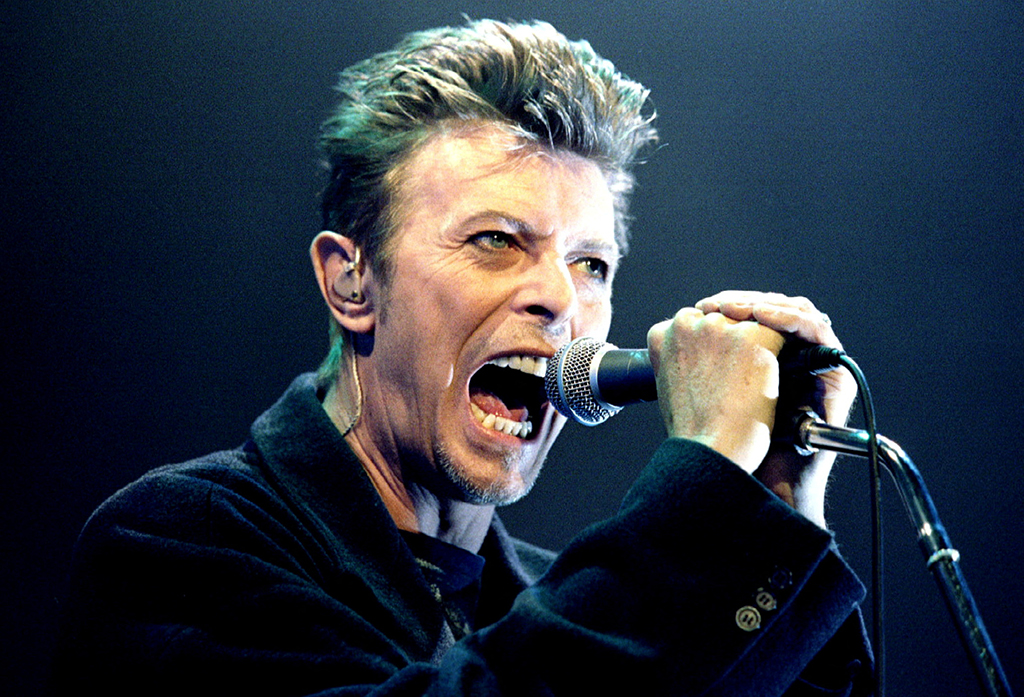FILE PHOTO: British Pop Star David Bowie screams into the microphone as he performs on stage during his concert in Vienna February 4, 1996. REUTERS/Leonhard Foeger/File Photo