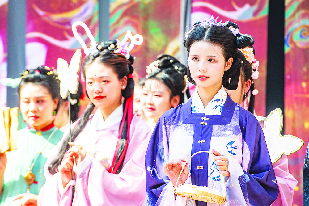 Women present Hanfu, a type of traditional Chinese garment, in Ciqikou ancient town, southwest China’s Chongqing Municipality, Oct 2, 2022. — Xinhua