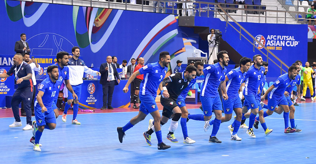 Kuwaiti team celebrate qualifying to Futsal Asian Cup quarterfinal.- KUNA photos