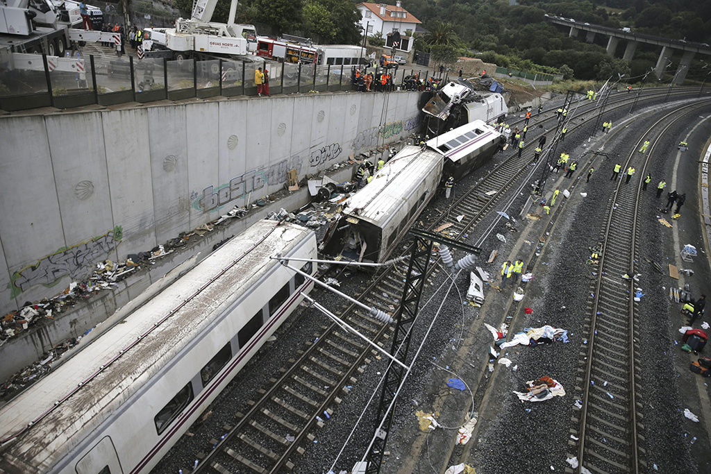 SANTIAGO DE COMPOSTELA, Spain: File photo shows the Alvia high-speed train the day after it derailed and crashed into a concrete wall, four kilometers before Santiago de Compostela. – AFP