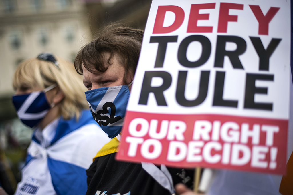 GLASGOW, United Kingdom: File photo taken on May 1, 2021 pro-independence protesters wearing protective face coverings to combat the spread of the coronavirus, gather in George Square, Glasgow, ahead of the upcoming Scottish Parliament election. – AFP