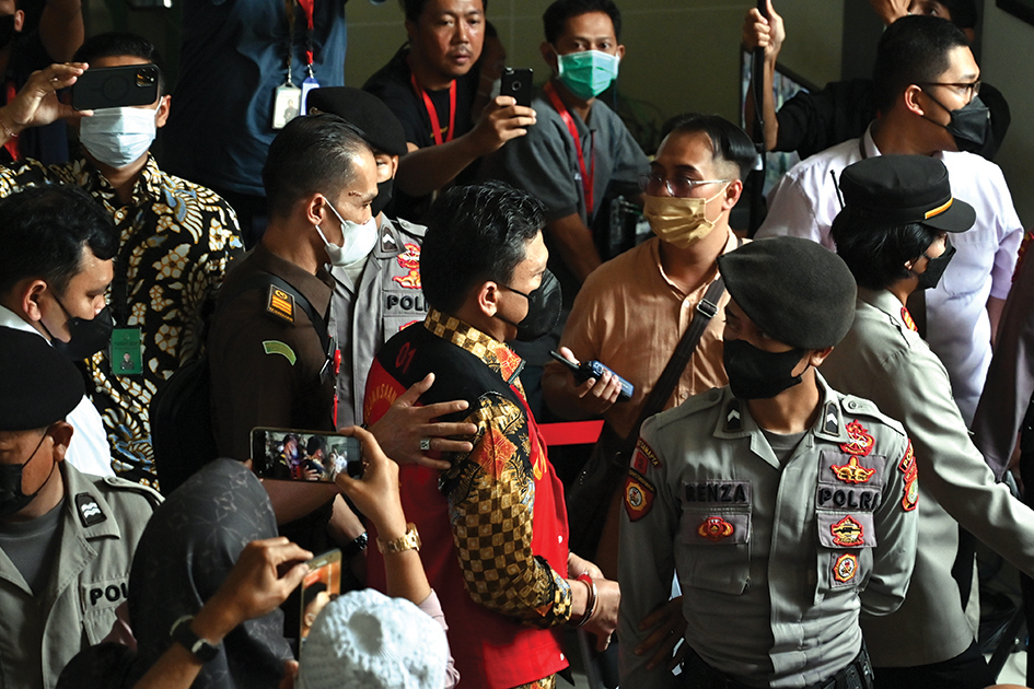 JAKARTA, Indonesia: Indonesian police general Ferdy Sambo (C, in red vest), who is accused of murdering bodyguard Nofriansyah Yosua Hutabarat, is escorted to his trial at the South Jakarta court in Jakarta on October 17, 2022. – AFP