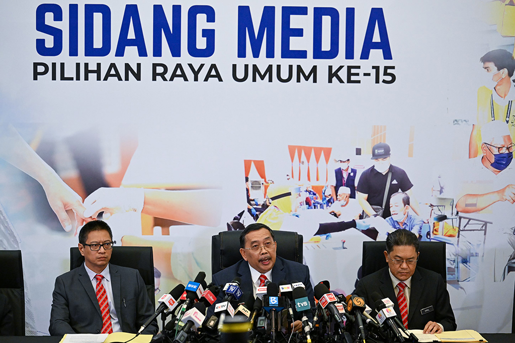 PUTRAJAYA, Malaysia: Malaysia's Election Commission (EC) chairman, Abdul Ghani Salleh (C) speaks during a press conference in Putrajaya on October 20, 2022. Malaysia will hold elections on November 19, officials said. – AFP