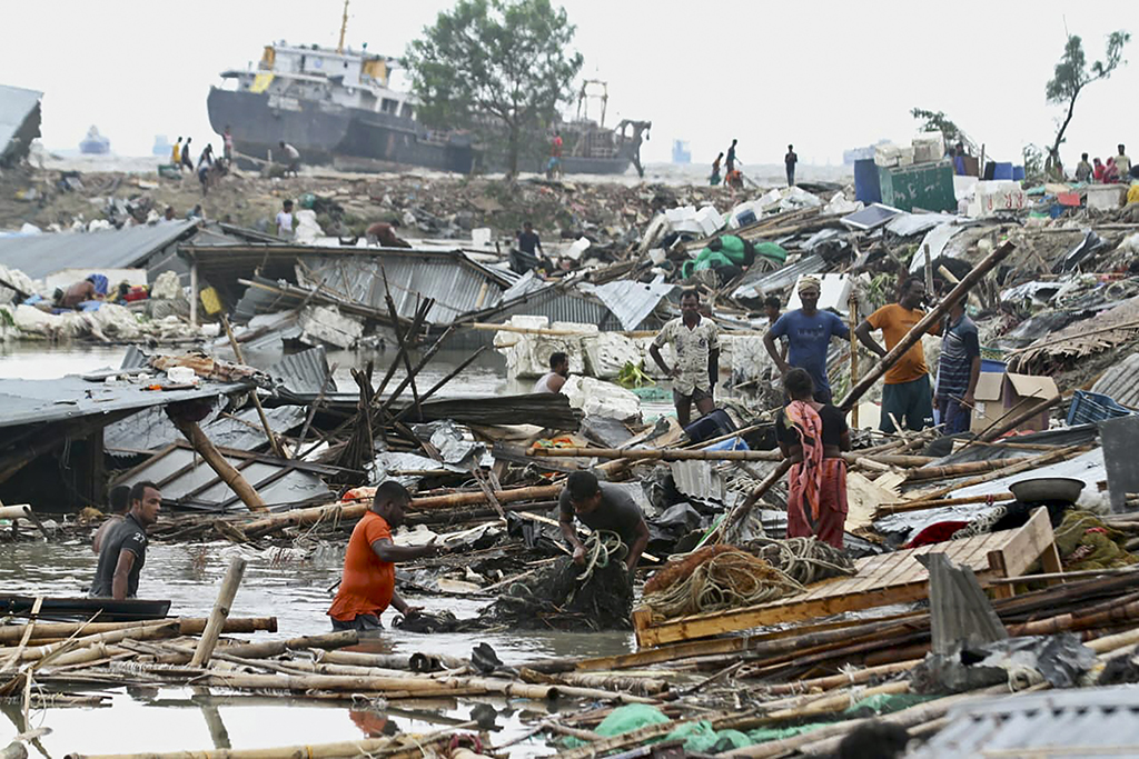 CHITTAGONG, Bangladesh: Residents search for their belongings amid the debis of their collapsed huts after the cyclone Sitrang hits in Chittagong on October 25, 2022. At least nine people have died after a cyclone slammed into Bangladesh, forcing the evacuation of around a million people from their homes, officials said. – AFP