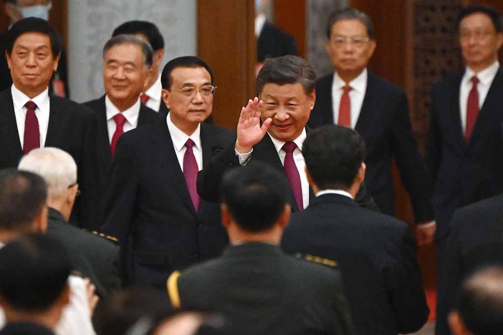 BEIJING, China: China's President Xi Jinping (C) and Premier Li Keqiang (3rd L) arrive for a reception at the Great Hall of the People on the eve of China's National Day in Beijing. – AFP