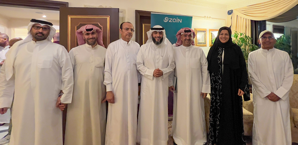 Sheikh Fahad Al Kandari with Waleed Al Khashti and Zain employees.