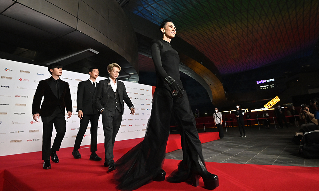 Thailand’s Piyarat Kaljareuk (right) walks on the red carpet during the opening ceremony of the 27th Busan International Film Festival (BIFF) at the Busan Cinema Center in Busan on October 5, 2022. – AFP photos