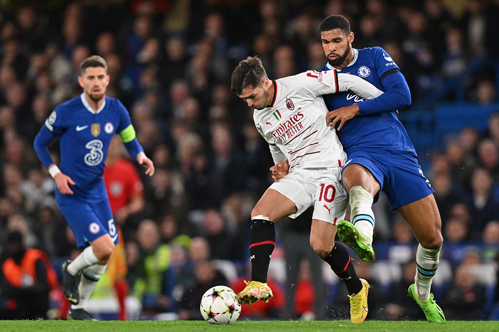 LONDON: AC Milan's Spanish midfielder Brahim Diaz (C) fights for the ball with Chelsea's English midfielder Ruben Loftus-Cheek (R) during the UEFA Champions League Group E football match between Chelsea and AC Milan at Stamford Bridge in London. - AFP