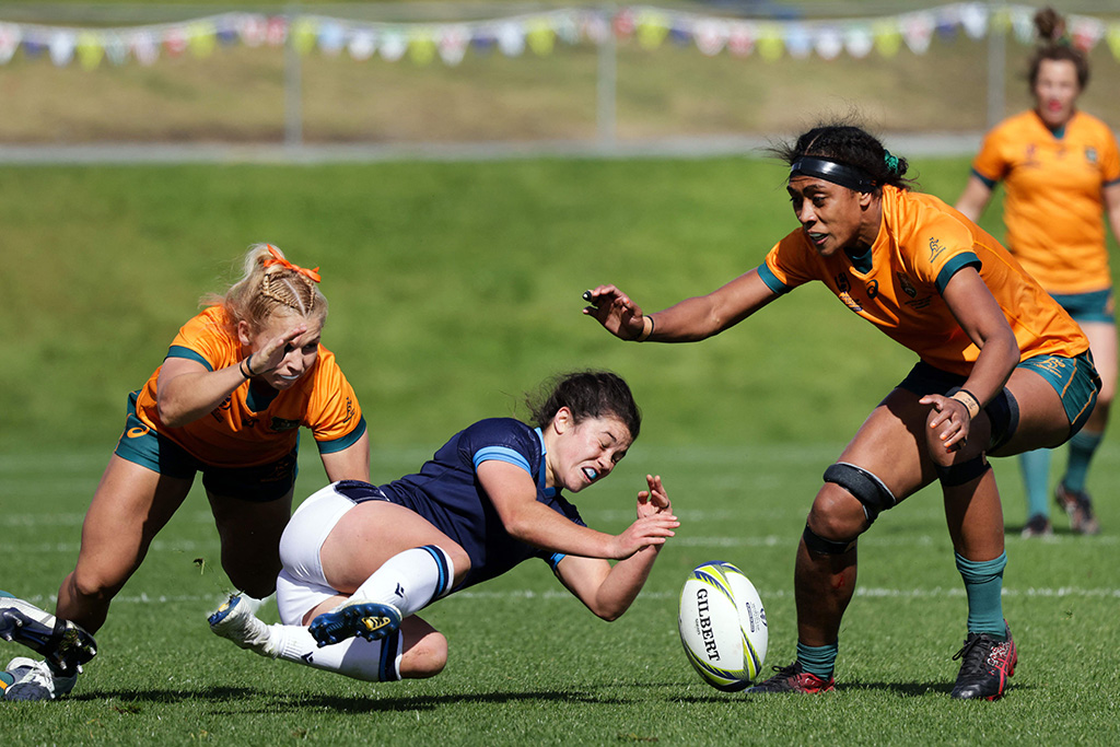 WHANGAREI: Scotland’s Caity Mattinson (center) loses the ball during the New Zealand 2021 Women’s Rugby World Cup Pool A match between Scotland and Australia at Northland Events Centre in Whangarei on October 15, 2022. – AFP