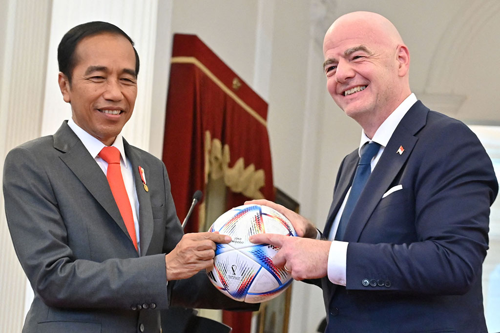 JAKARTA: Gianni Infantino (right), president of football’s world governing body FIFA, presents a souvenir ball to Indonesia’s President Joko Widodo during a joint press statement at the Presidential Palace in Jakarta on October 18, 2022. – AFP