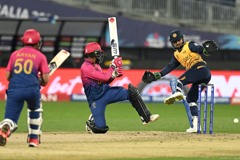 GEELONG: UAE’s Karthik Palaniapan Meiyappan tries to play a sweep shot as Sri Lanka’s wicketkeeper Kusal (right) follows the ball during the ICC men’s Twenty20 World Cup 2022 cricket match between Sri Lanka and United Arab Emirates at Kardinia Park in Geelong on October 18, 2022.— AFP