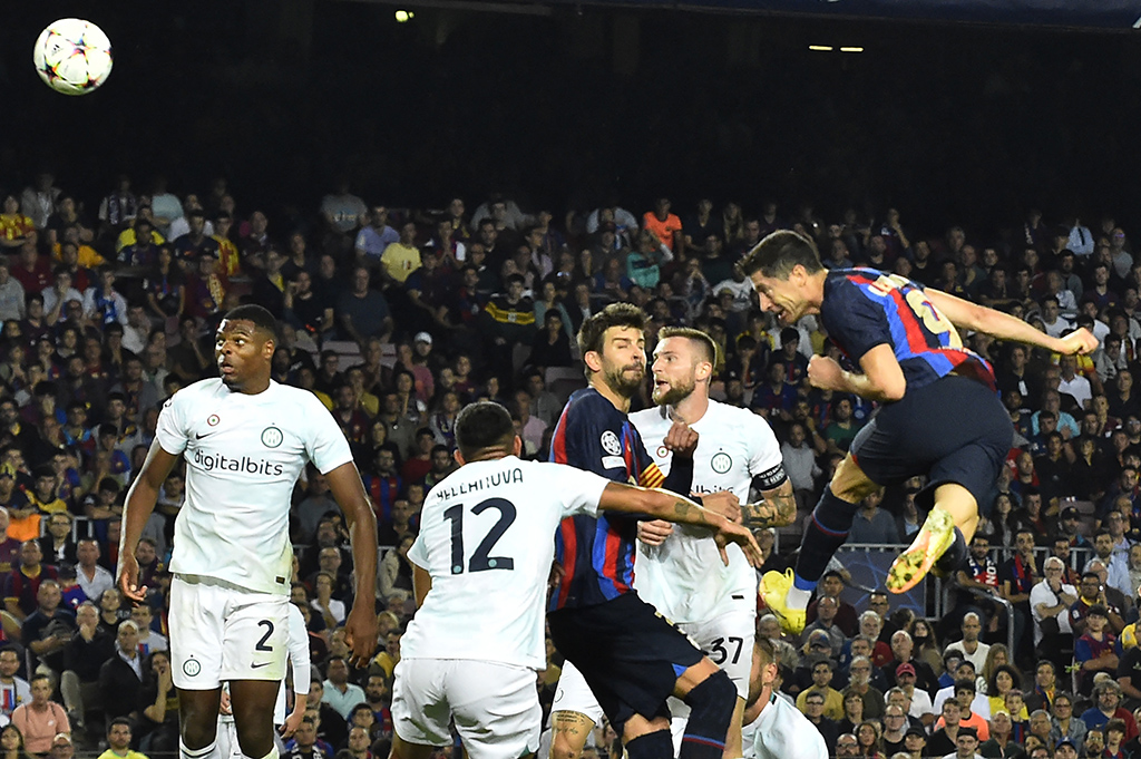 BARCELONA: Barcelona’s Polish forward Robert Lewandowski (right) scores his team’s third goal during the UEFA Champions League 1st round, group C, football match between FC Barcelona and Inter Milan lona on October 12, 2022. – AFP