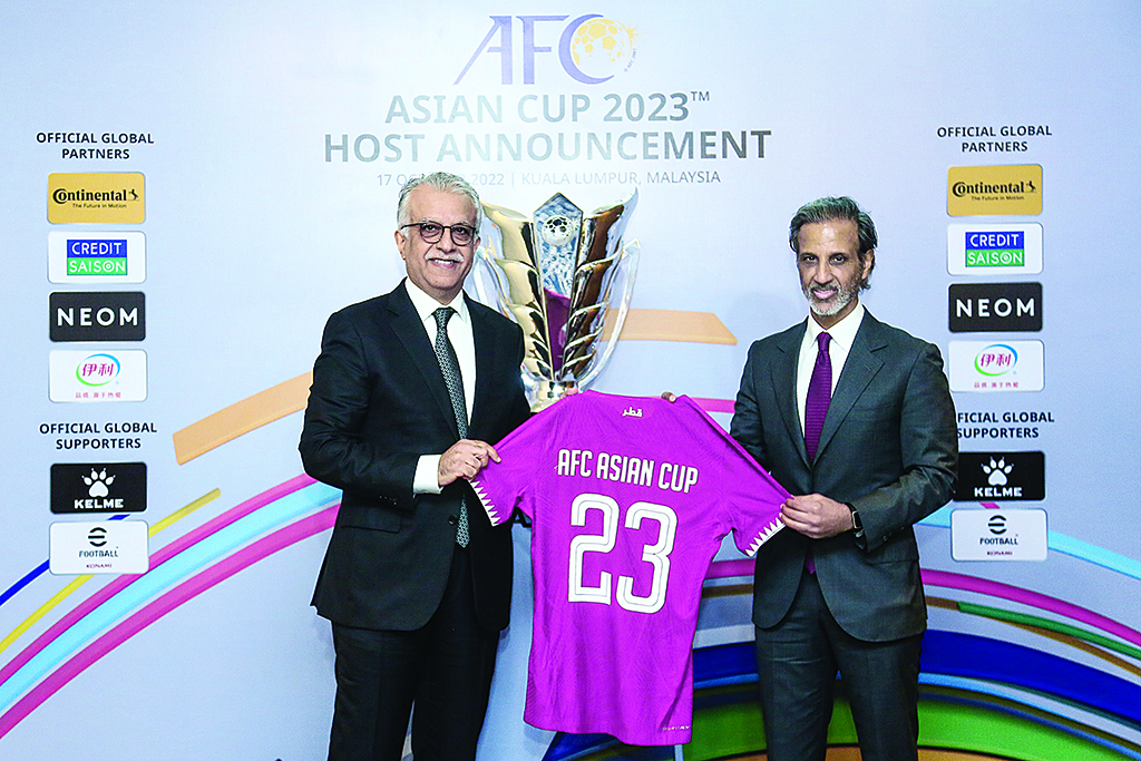 KUALA LUMPUR: President of the Asian Football Confederation (AFC) Sheikh Salman bin Ebrahim Al-Khalifa (left) and President of the Qatar Football Association (QFA) Sheikh Hamad bin Khalifa bin Ahmed Al-Thani pose for pictures during an announcement ceremony for the 2023 Asian Cup on Oct 17, 2022. – AFP