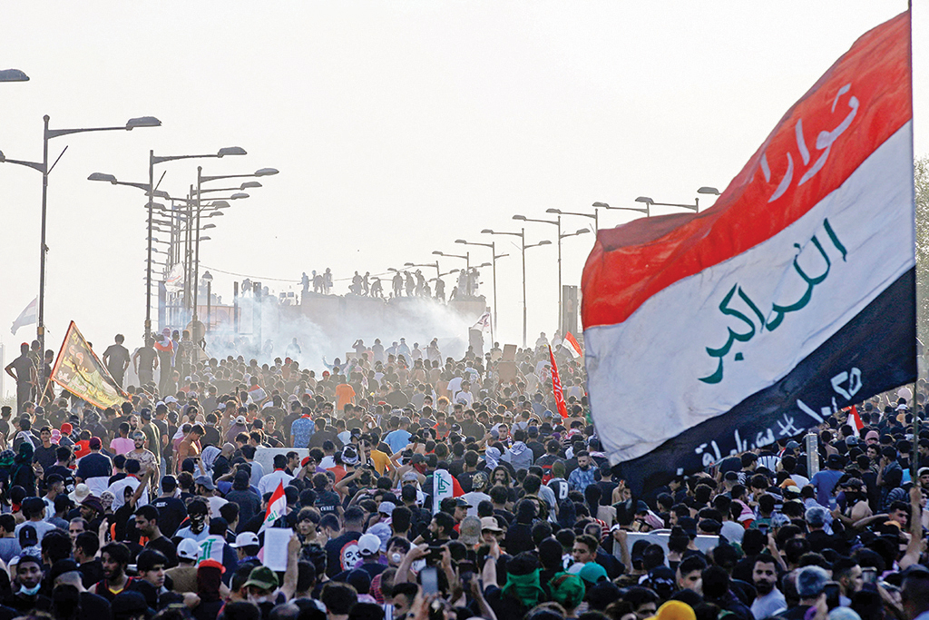 BAGHDAD: Iraqi protesters clash with security forces at Al-Jumhuriya bridge leading to the high-security Green Zone on Oct 1, 2022. - AFP